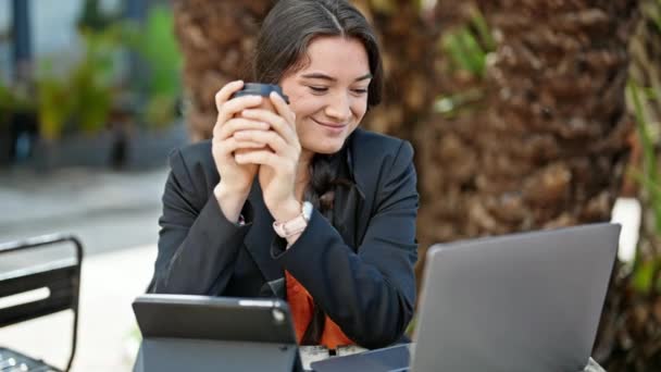 Joven Hermosa Mujer Hispana Trabajadora Negocios Usando Laptop Touchpad Bebiendo — Vídeo de stock