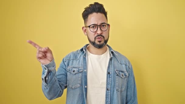 Joven Latino Diciendo Con Dedo Sobre Aislado Fondo Amarillo — Vídeos de Stock