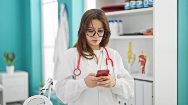 Jovem Bela Mulher Hispânica Médico Usando Smartphone Segurando Garrafa Medicação — Vídeo de Stock