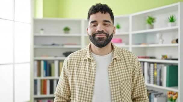 Ung Hispanic Mann Student Smiler Selvsikker Står Biblioteket – stockvideo