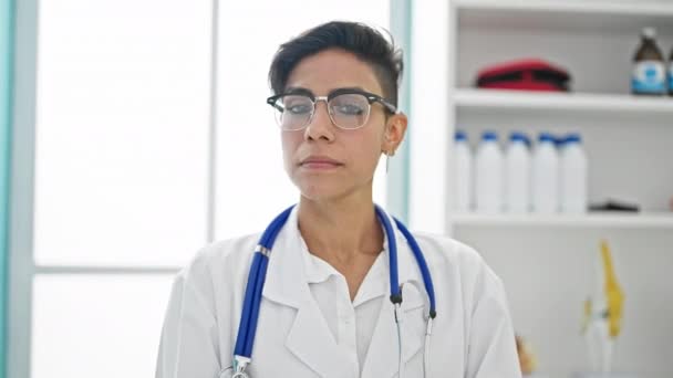 Mladá Krásná Hispánka Lékař Stojící Vážným Výrazem Říká Hlavou Klinice — Stock video
