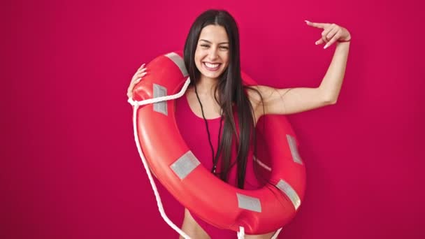 Junge Schöne Hispanische Frau Rettungsschwimmer Hält Rettungsschwimmer Schwimmen Zeigt Mit — Stockvideo