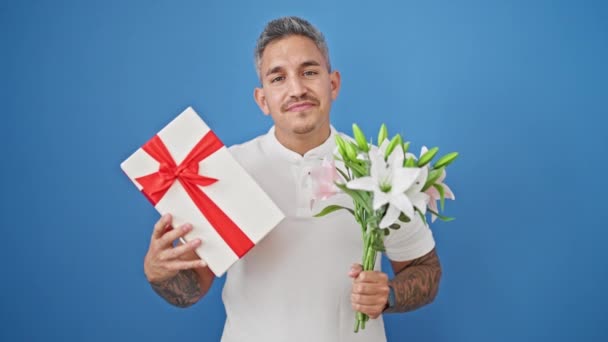 Mladý Hispánec Muž Usmívá Sebevědomě Drží Dárek Kytice Květin Přes — Stock video