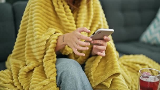 집에서 스마트 폰으로 얘기하는 담요로 뒤덮힌 추위에 아름다운 — 비디오