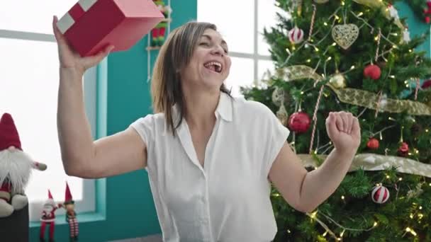 Middelbare Leeftijd Spaanse Vrouw Dansen Holding Aanwezig Thuis — Stockvideo
