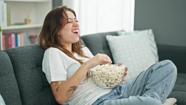 Jong Mooi Latino Vrouw Kijken Komedie Film Eten Popcorn Zitten — Stockvideo