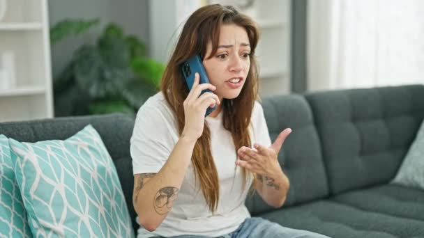 Jovem Bela Mulher Hispânica Discutindo Smartphone Com Expressão Irritada Casa — Vídeo de Stock