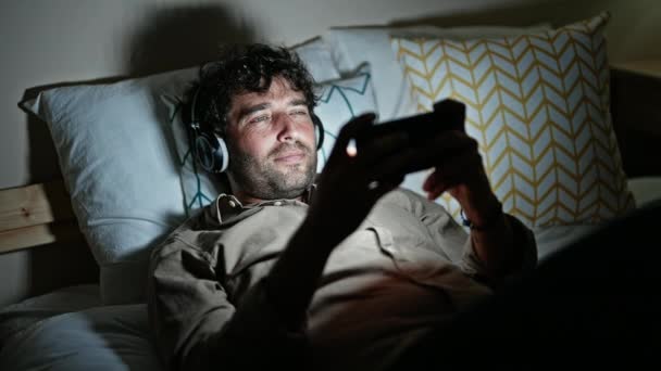 Yatak Odasında Uzanmış Video Oyunu Oynayan Spanyol Genç Adam — Stok video
