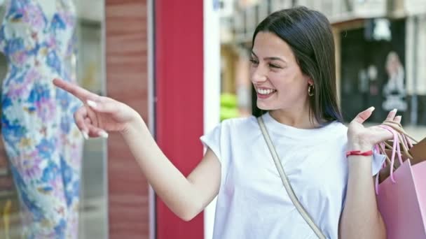 Молода Красива Іспаномовна Жінка Посміхається Йде Покупками Тримаючи Сумки Вказуючи — стокове відео