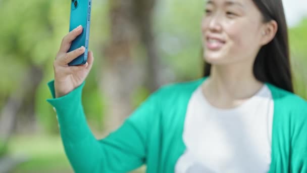 Giovane Donna Cinese Sorridente Fiducioso Facendo Selfie Dallo Smartphone Parco — Video Stock