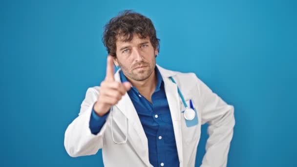 Νεαρός Ισπανός Γιατρός Λέει Όχι Κεφάλι Δείχνει Δάχτυλο Πάνω Από — Αρχείο Βίντεο