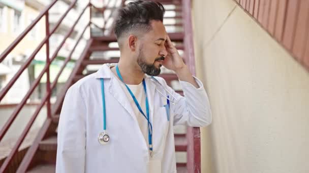 Joven Médico Latino Estresado Hospital — Vídeo de stock
