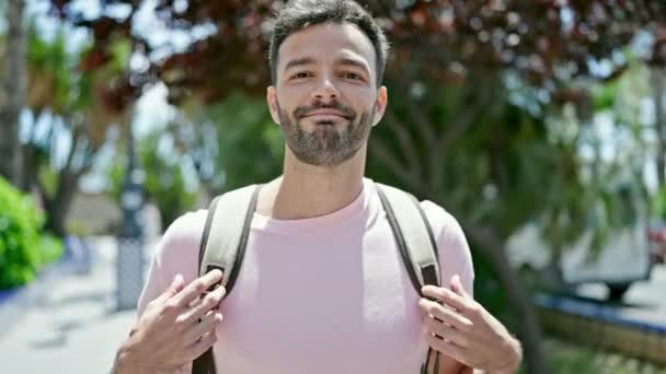 Młody Latynos Mężczyzna Turysta Uśmiecha Się Pewnie Nosząc Plecak Parku — Wideo stockowe