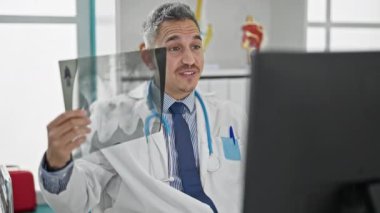 Genç İspanyol doktor internetten klinikte röntgen gösteriyor.