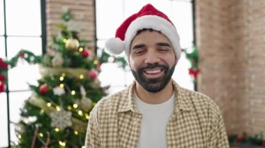 Genç İspanyol adam evde Noel 'i kutlarken gülümsüyor