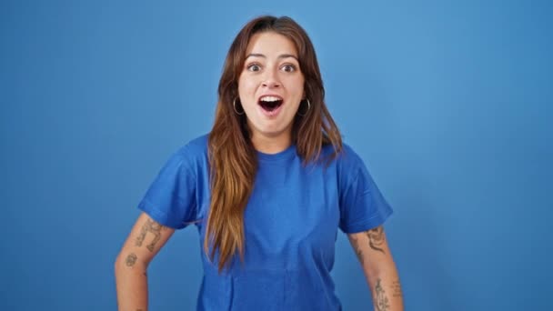 Jonge Mooie Latino Vrouw Glimlachen Schreeuwen Geïsoleerde Blauwe Achtergrond — Stockvideo