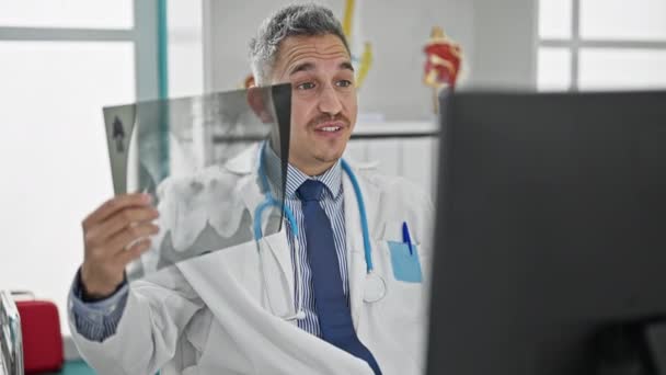 Fiatal Spanyol Férfi Orvos Online Találkozó Mutatja Röntgen Klinikán — Stock videók