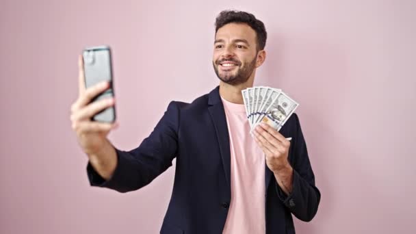 Mladý Hispánec Muž Obchodní Pracovník Drží Dolary Aby Selfie Chytrým — Stock video