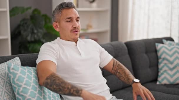 Joven Hombre Hispano Relajado Con Las Manos Cabeza Sentado Sofá — Vídeos de Stock