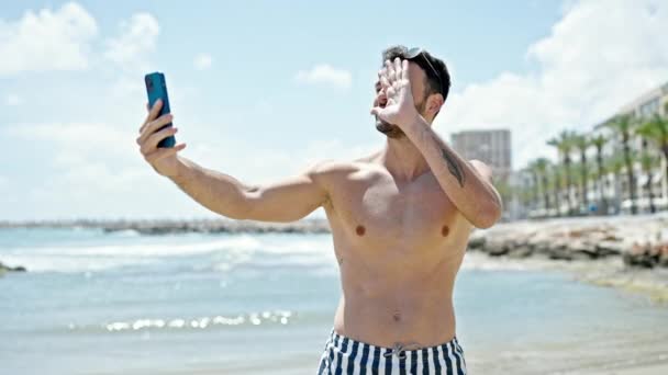 Молодий Іспаномовний Чоловік Турист Купальнику Має Відеодзвінок Пляжі — стокове відео