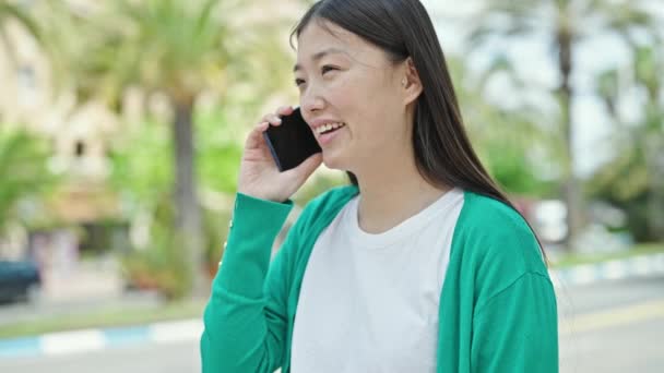 Mladá Číňanka Mluví Smartphone Úsměvem Parku — Stock video