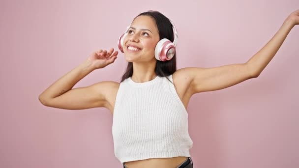 Jonge Mooie Spaanse Vrouw Luisteren Naar Muziek Dansen Geïsoleerde Roze — Stockvideo