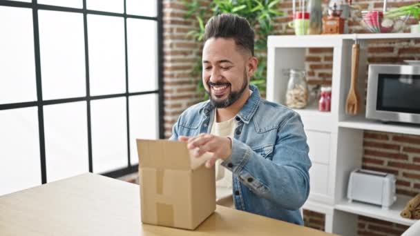 Hombre Latino Joven Desempacando Caja Cartón Con Expresión Ganadora Comedor — Vídeos de Stock