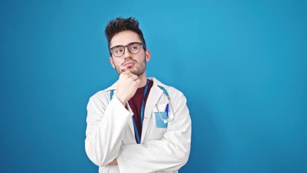 Молодий Іспаномовний Лікар Стоїть Сумнівами Вираз Мислення Над Ізольованим Синім — стокове відео