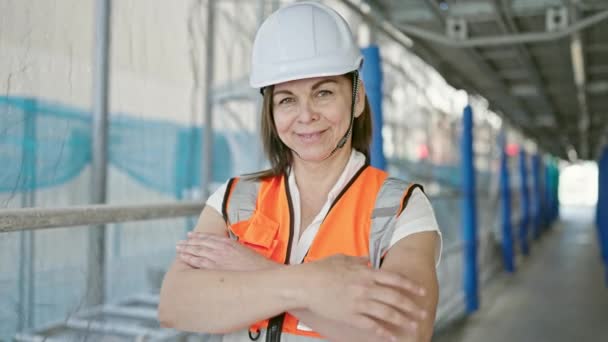 Middle Age Hispanic Woman Builder Smiling Confident Standing Crossed Arms — Stock Video