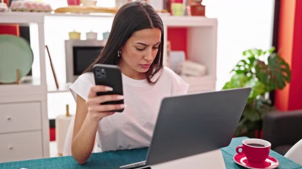 Jovem Bela Mulher Hispânica Usando Laptop Smartphone Sala Jantar — Vídeo de Stock