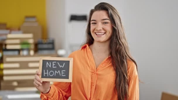 Молода Красива Іспаномовна Жінка Посміхається Впевнено Тримає Дошку Новому Будинку — стокове відео