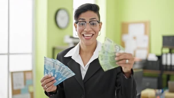 Joven Hermosa Mujer Hispana Trabajadora Negocios Sosteniendo Pesos Chilenos Sonriendo — Vídeos de Stock