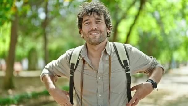 Mladý Hispánec Muž Turista Nosí Batoh Úsměvem Parku — Stock video