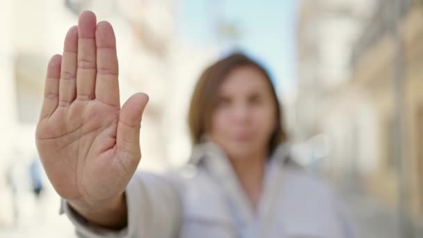 中年惊慌失措的女人在街上手拉手地做着停下来的手势 — 图库视频影像
