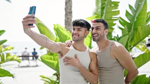 Doi Bărbați Zâmbind Încrezători Având Apel Video Parc — Videoclip de stoc