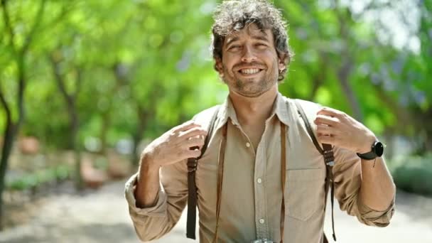 Jovem Hispânico Homem Turista Vestindo Mochila Sorrindo Parque — Vídeo de Stock