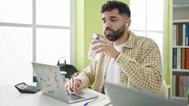Jonge Spaanse Man Student Met Laptop Koptelefoon Drinkwater Bibliotheek Universiteit — Stockvideo