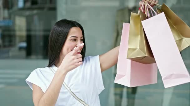 Junge Schöne Hispanische Frau Lächelt Beim Einkaufen Und Zeigt Auf — Stockvideo