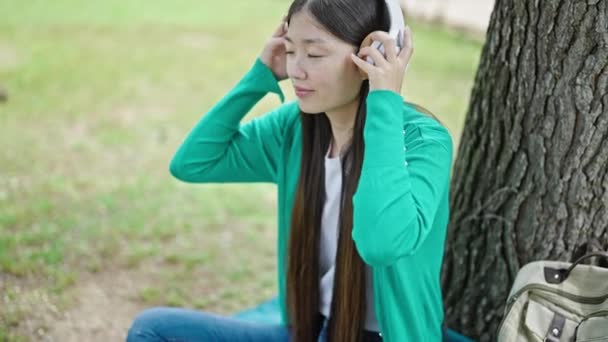 Молода Китаянка Слухає Музику Розслаблена Парку — стокове відео