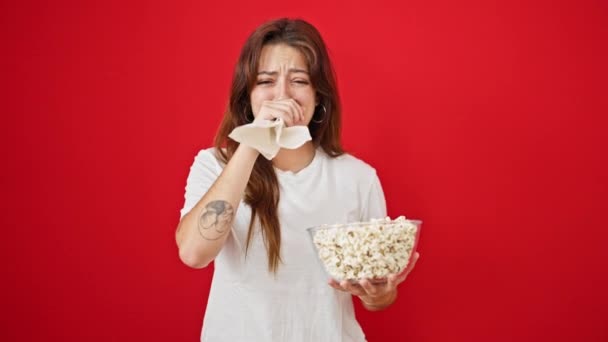 Mladý Krásný Hispánský Žena Sledování Drama Film Jíst Popcorn Pláč — Stock video