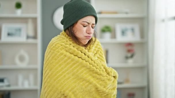 Jovem Bela Mulher Hispânica Sentindo Frio Coberto Com Cobertor Casa — Vídeo de Stock