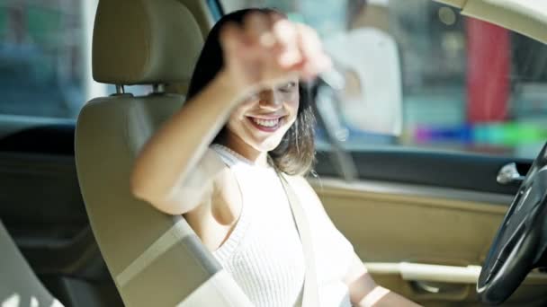 Jovem Bela Mulher Hispânica Sorrindo Confiante Segurando Chave Carro Novo — Vídeo de Stock