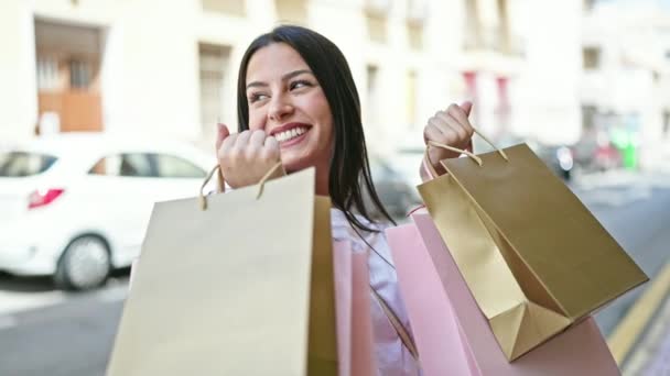 Joven Hermosa Mujer Hispana Sonriendo Yendo Compras Sosteniendo Bolsas Calle — Vídeos de Stock