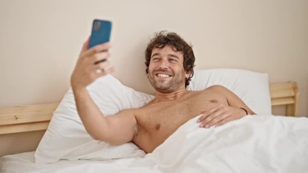 Jonge Latino Man Liggend Bed Shirtloos Maken Selfie Door Smartphone — Stockvideo