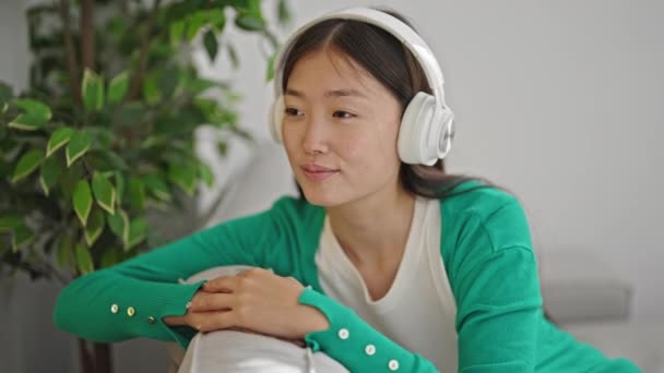 Молода Китайка Яка Слухає Музику Розслаблена Дивані Вдома — стокове відео