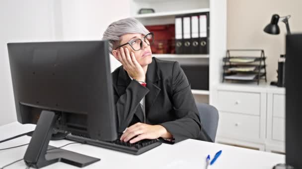 Mulher Jovem Trabalhador Negócios Cansado Olhando Relógio Trabalhando Escritório — Vídeo de Stock
