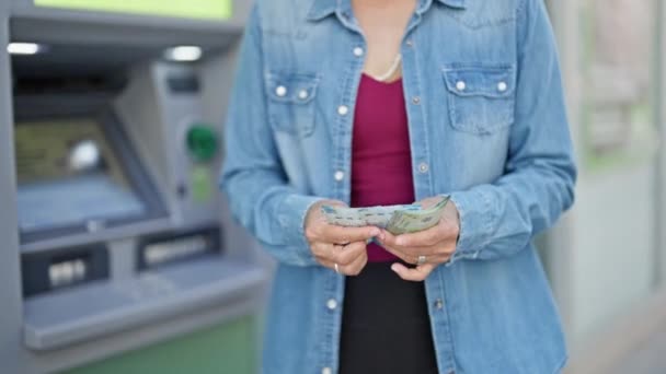 Jonge Mooie Spaanse Vrouw Tellen Chileense Pesos Bankbiljetten Bij Bank — Stockvideo