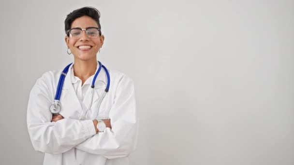 Młoda Piękna Latynoska Lekarz Uśmiecha Się Pewnie Stojąc Ramionami Skrzyżowane — Wideo stockowe