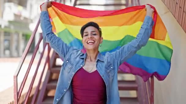 Jovem Bela Mulher Hispânica Sorrindo Confiante Segurando Bandeira Arco Íris — Vídeo de Stock