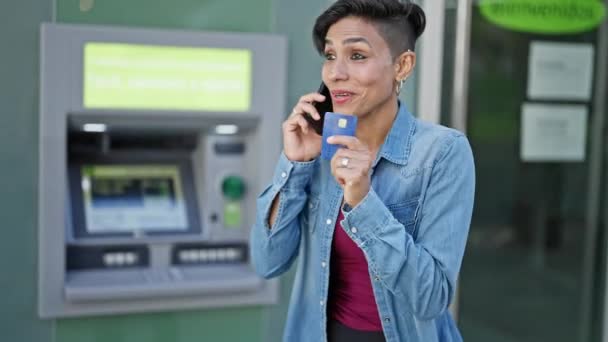 Jeune Belle Femme Hispanique Parlant Sur Smartphone Tenant Carte Crédit — Video